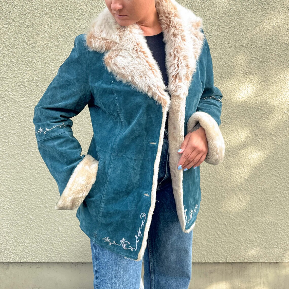 Suede leather embroidery jacket, vintage penny lane jacket, 90s short bohemian coat with faux fur, Foto 3 von 5