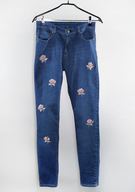 Vintage blue jeans with floral embroidery - image 2