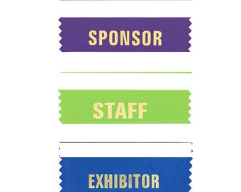 Może przedstawiać: Trzy kolorowe wstążki na wydarzenia ze złotymi napisami. Fioletowa wstążka z napisem "SPONSOR", zielona "STAFF" i niebieska "EXHIBITOR". Idealne na konferencje i targi.