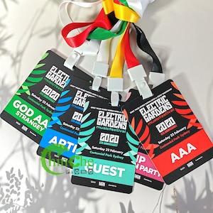 Może przedstawiać: Pięć kolorowych sznurk&oacute;w z przymocowanymi czarno-białymi przepustkami festiwalowymi. Przepustki są na Electric Gardens Music Festival, kt&oacute;ry odbędzie się w sobotę, 22 lutego 2020 roku w Centennial Park w Sydney, Australia. Przepustki mają r&oacute;żne nazwy wydrukowane na nich, w tym "God AA Strangey", "APTI", "QUEST", "VIP Party" i "AAA".