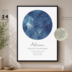 Op de afbeelding: Een ingelijste rechthoekige wandprint met een cirkelvormige donkerblauwe aquarel sterrenkaart. Onder de cirkel staat de tekst Adrian, THE NIGHT YOU WERE BORN, St Thomas' Hospital, London, 51.4998 N, 0.1186 W en 29th October 2025.