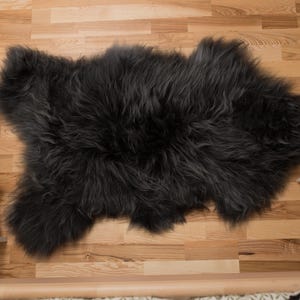 Alfombra de piel de oveja auténtica teñida islandesa gris oscuro, una sola piel, manta de piel de oveja, Schaffell Hygge