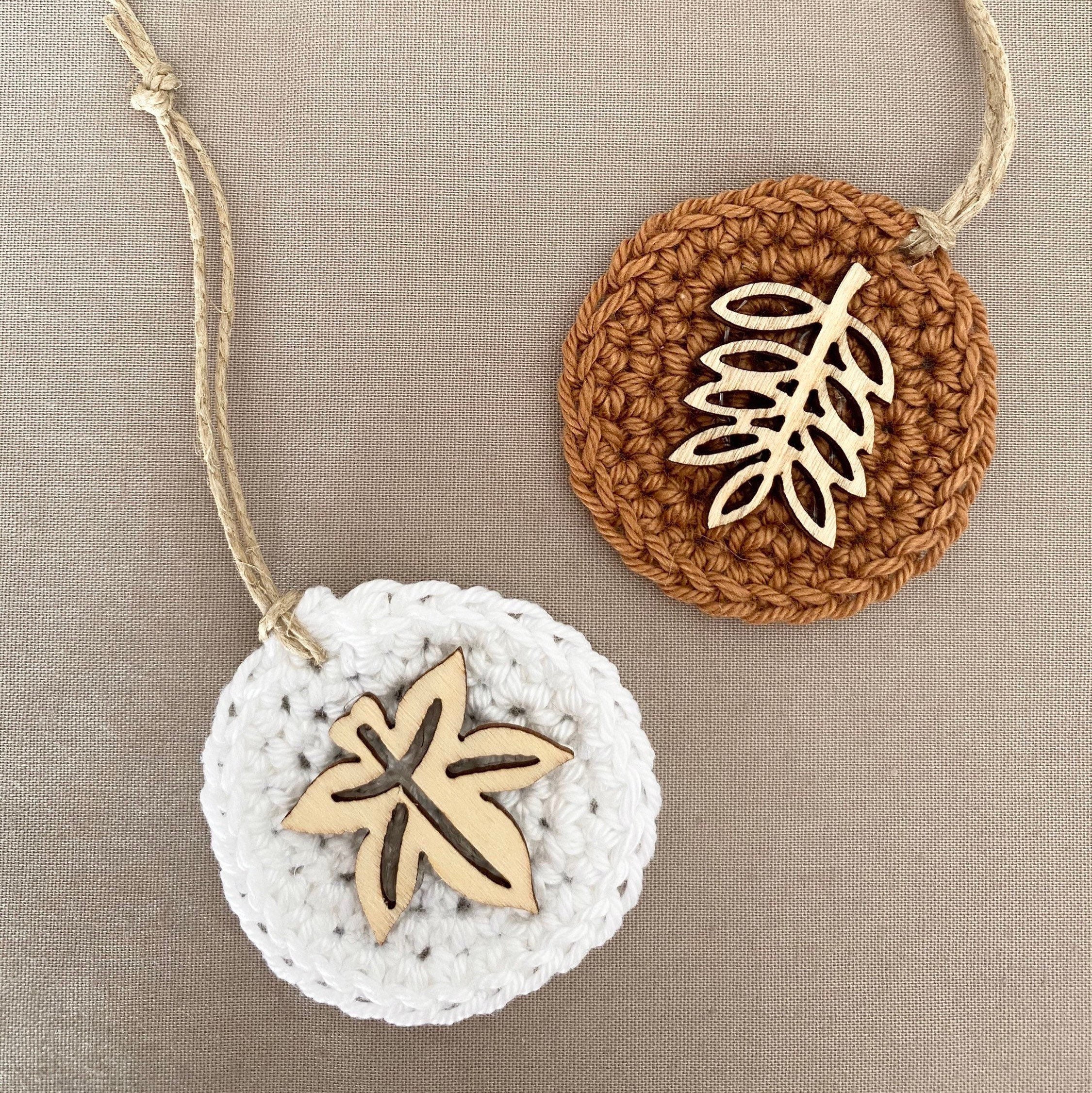 Lot de 2 Suspensions Décoratives en Bois et Crochet. Blanc Caramel. Noël