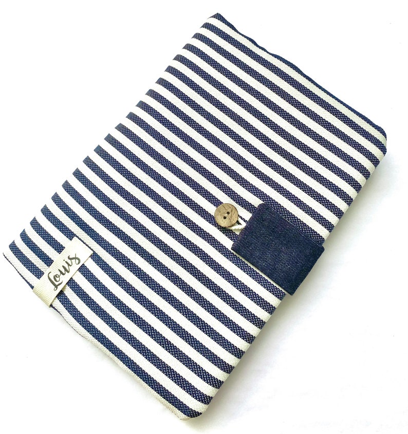 Protège carnet de santé ouatiné et personnalisé Esprit MARINIÈRE bleu marine patte bleue