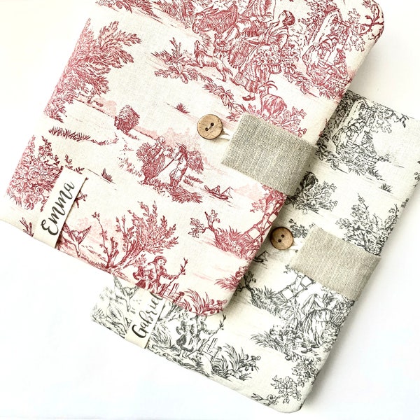 Protège carnet de santé ouatiné et personnalisé toile de Jouy bucolique. Coloris framboise ou gris.