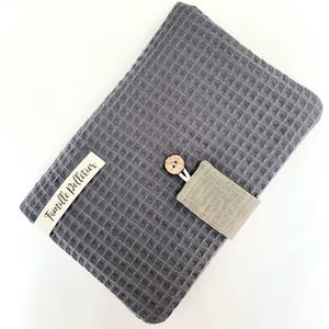 Pochette familiale pour passeports. personnalisée. Nid d’abeille gris foncé