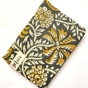 Gepersonaliseerde paspoorthoes. India bloemen
