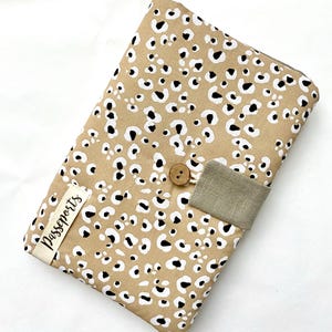 Houder van een familiepaspoort. Grijs beige luipaardprint