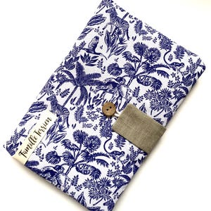 Portador de passaporte familiar. Toile de Jouy tropical azul índigo