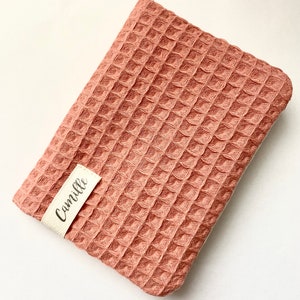 Gepersonaliseerde paspoorthoes in terracotta honingraat