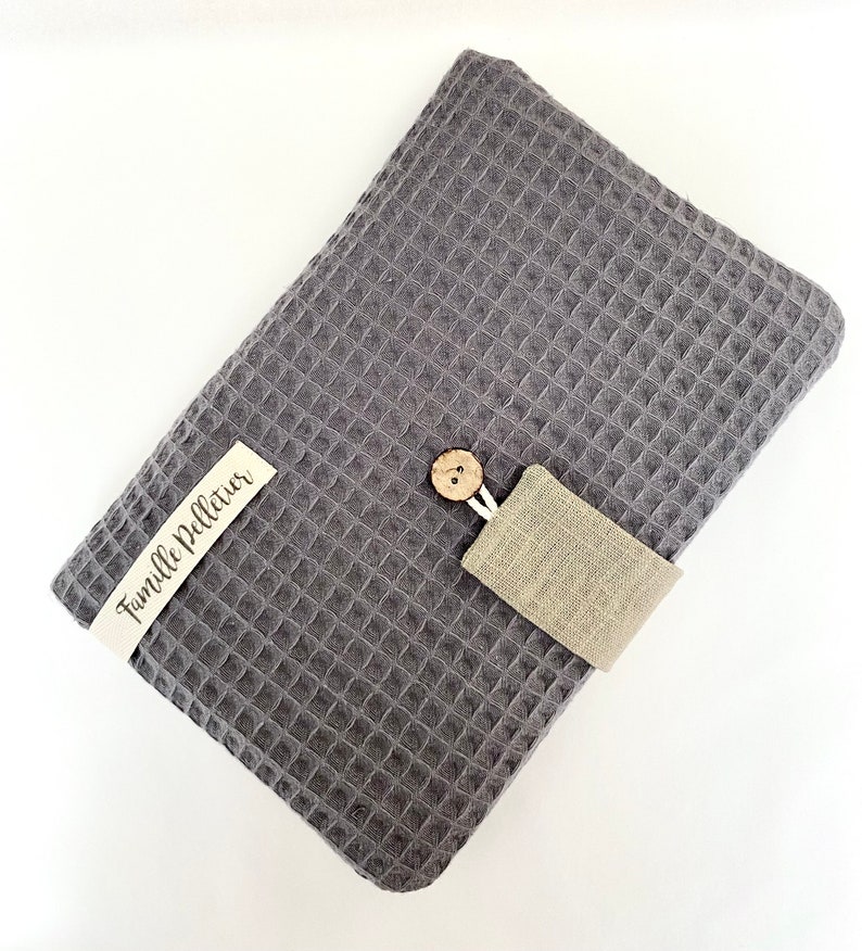 Pochette familiale pour passeports. personnalisée. Nid dabeille gris foncé image 1