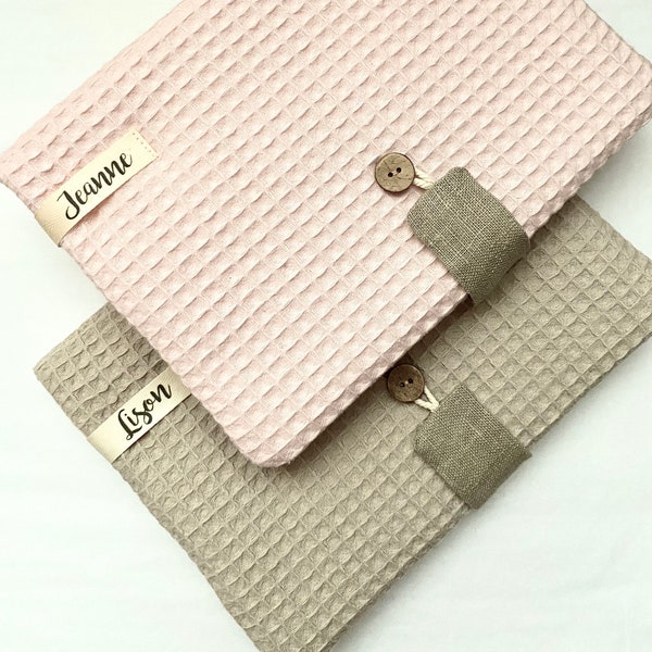 PROTEGE-CARNET de SANTE personnalisé nid d’abeille coloris beige Ficelle ou rose poudre