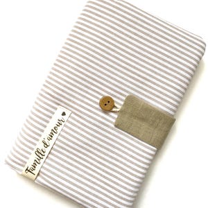 Houder van een familiepaspoort. gepersonaliseerd. Beige en witte matrozentop