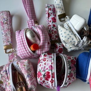 Llavero con forma de llavero, llavero de pulsera, minibolso, llavero de tela, llavero floral, llavero de pulsera, regalo para ella, fabricado en EE. UU., nuevas opciones de tela