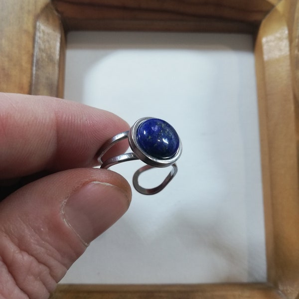 Bague Lapis lazuli . Pierre 10mm. Monture Acier inoxydable. Taille 7 (54mm) ajustable de plus ou moins une taille.