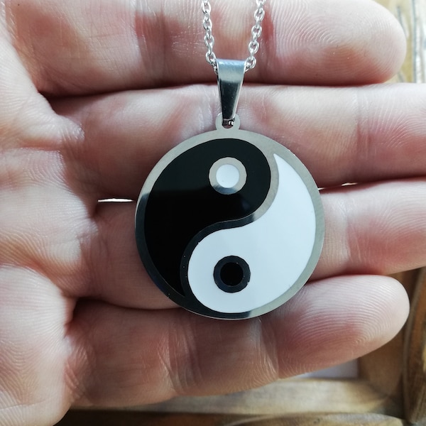 Pendentif Yin et Yang en acier Inoxydable (30x30mm). Chaîne 45cm ajustable en acier inoxydable.