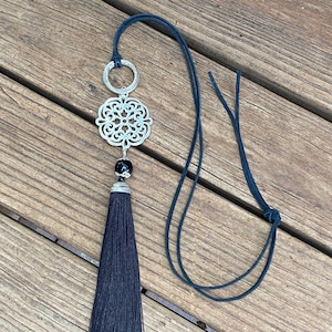 Collar con borlas negras, medallón de plata, collar de cuero negro, joyería para el Día de la Madre, hecho en EE. UU.