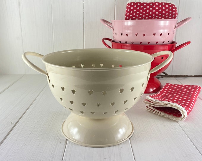 Sieve in beige with hearts 21 cm