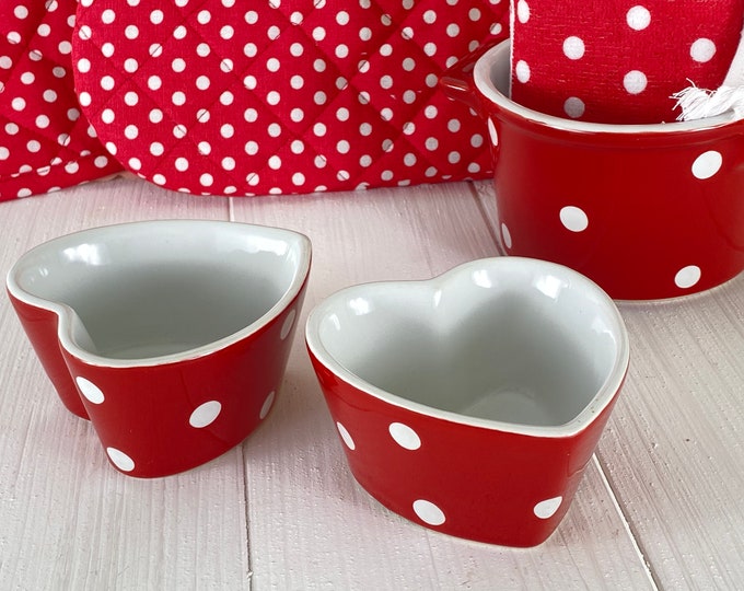 Baking dish heart red with white dots heart shape