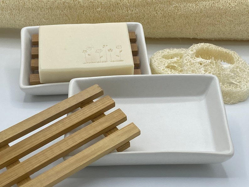 Ceramic soap dish with bamboo draining rack Seifenschale