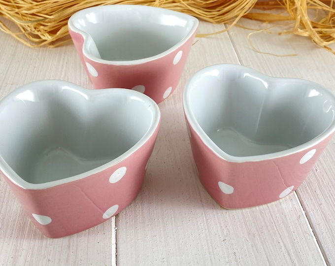 Baking dish heart pink with white dots heart shape