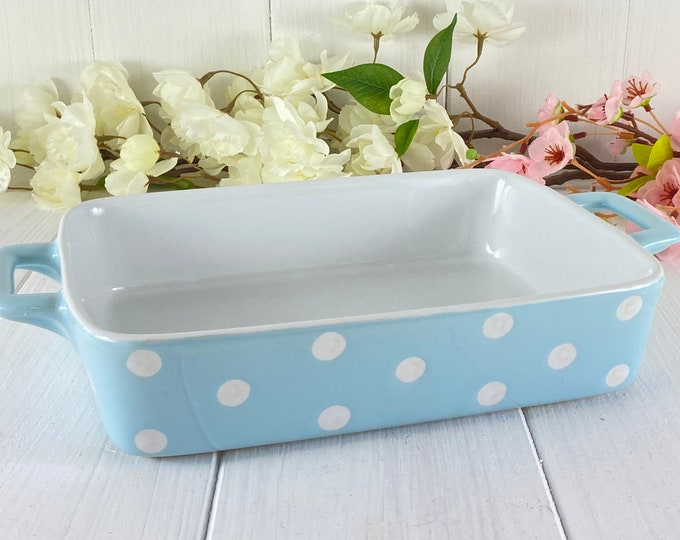 Baking dish light blue with white dots