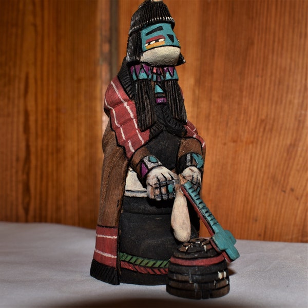 Tradicional Hopi Hano Mana (Tewa Girl) Katsina Talla / Hecho por Brian Smith