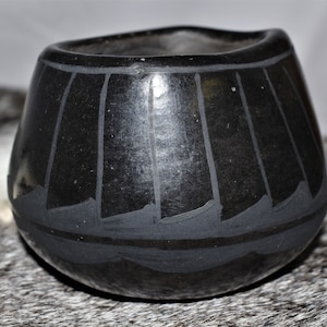 Josefita Martinez/Vintage Santo Domingo (Kewa) Black Ceramic Melon Bowl/Made and Signed by Josefita Martinez