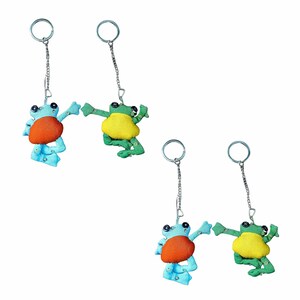 Può includere: Set di quattro portachiavi a forma di rana. Due portachiavi presentano una rana verde con la pancia gialla e due portachiavi presentano una rana verde con la pancia arancione. Le rane sono tutte in una posa di salto con le braccia e le gambe distese.