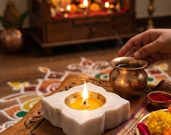 Handgefertigtes weißes Quadrat geschnitzter Marmor Diya mit Messingeinlage für Diwali, festliche Dekoration, spirituelles Luxusgeschenk & meditativer Akzent
