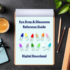 Pode incluir: Um download digital intitulado "Guia de Referência de Colírios e Glaucoma" com ilustrações coloridas de colírios. A imagem inclui uma xícara de café, óculos, lápis e cadernos.