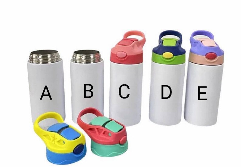 Puede incluir: Una colecci&oacute;n de botellas de agua blancas con tapas de varios colores. Las tapas incluyen rosa, azul, verde y morado. Dos botellas tienen tapas plateadas. Las botellas est&aacute;n etiquetadas A, B, C, D y E.