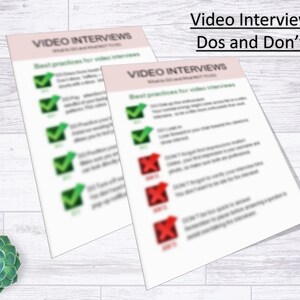 Puede incluir: Una lista de verificación de cosas que hacer y no hacer para las entrevistas en video. La lista se divide en dos columnas, una para las cosas que hacer y otra para las cosas que no hacer. La columna de cosas que hacer tiene marcas de verificación verdes junto a cada elemento, mientras que la columna de cosas que no hacer tiene marcas de X rojas junto a cada elemento.