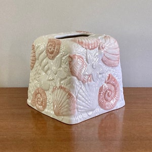 Copri-scatola per fazzoletti in porcellana con conchiglie dipinte a mano / Decorazione da bagno nautica retrò anni '80-'90 / Copri-scatola per fazzoletti in ceramica / Decorazione anni '80-'90