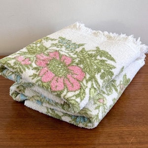 Vintage Floral Terrycloth Towels: Mid-Century Bathroom Decor (Set of 2)