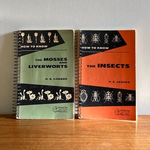 Puede incluir: Dos pequeños libros en espiral con cubiertas verde y naranja. Los libros se titulan "How to Know the Mosses and Liverworts" y "How to Know the Insects".
