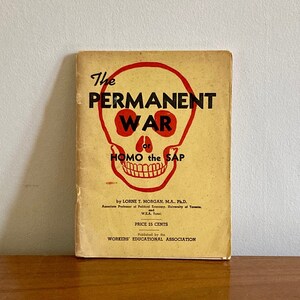 Puede incluir: Un libro vintage titulado "The Permanent War of Homo the Sap" de Lorne T. Hogan, M.A., Ph.D. La portada presenta una calavera roja con dientes y el texto está impreso en negro. El libro está publicado por la Workers Educational Association y cuesta 15 centavos.