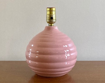 Lampa stołowa w kształcie różowej ceramicznej kuli z lat 80. w stylu retro: małe oświetlenie akcentowe