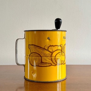 ANDROCK Flour Sifter | Retro 3 Screen Metal Flour Sifter | Vintage Mustard Yellow Flour Sifter | 70s Kitchen Decoration | Androck Canada