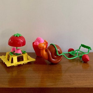 12 tarjetas con forma de caracol de Strawberry Shortcake / Carrito vintage con forma de caracol de Strawberry Shortcake de 1980 / Juego de juego de Kenner con forma de caracol de Strawberry Shortcake