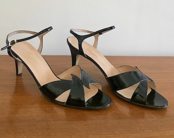 Sandales à brides en cuir verni noir style années 60 - Grand magasin Simpsons