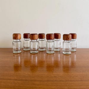 Set of EIGHT Glass Spice Jars w/ Wood Lids | Retro 60s70s Spice Jars | Wood Spice Jars | Vintage Spice Jar Sets