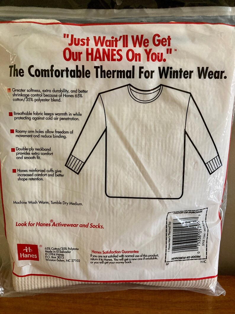 Peut inclure: Un haut thermique blanc &agrave; manches longues et col rond. L'emballage pr&eacute;sente le texte "Just Wait'll We Get Our HANES On You." et "The Comfortable Thermal For Winter Wear." L'emballage comprend &eacute;galement une description des caract&eacute;ristiques du produit, telles que son tissu respirant, ses emmanchures amples et son col double &eacute;paisseur.