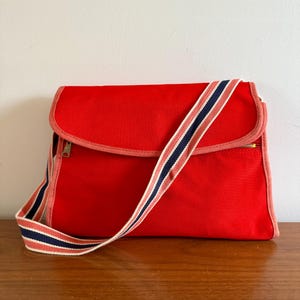 Vintage 70s Red Canvas Handbag: Sporty Retro Shoulder Bag