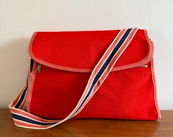 Vintage rote Canvas-Handtasche aus den 70er Jahren: Sportliche Retro-Schultertasche