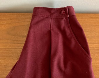 Vintage Mr Leonard Pflaumenfarbene Culottes aus den 70er Jahren: Hochgeschnitten, knielang