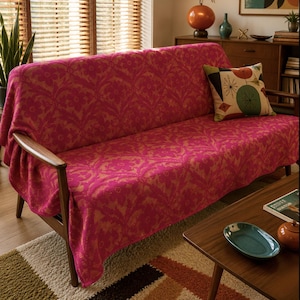 Vintage Floral Sofa Cover: Retro Woven Throw Blanket, Fuchsia & Gold