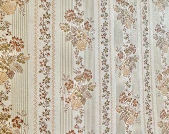 Puede incluir: Papel pintado vintage con un patrón repetido de ramos florales en cestas y rayas verticales. La paleta de colores incluye tonos beige, marrón y verde, creando una estética clásica y retro. Ideal para proyectos de decoración del hogar.