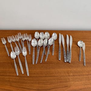 Rogers Bros Edelstahlbesteck: Geprägtes Blumenmuster, Wm. Rogers RG97