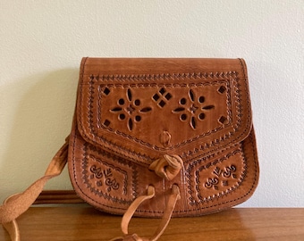 Vintage punzierte Crossbody Umhängetasche aus Leder